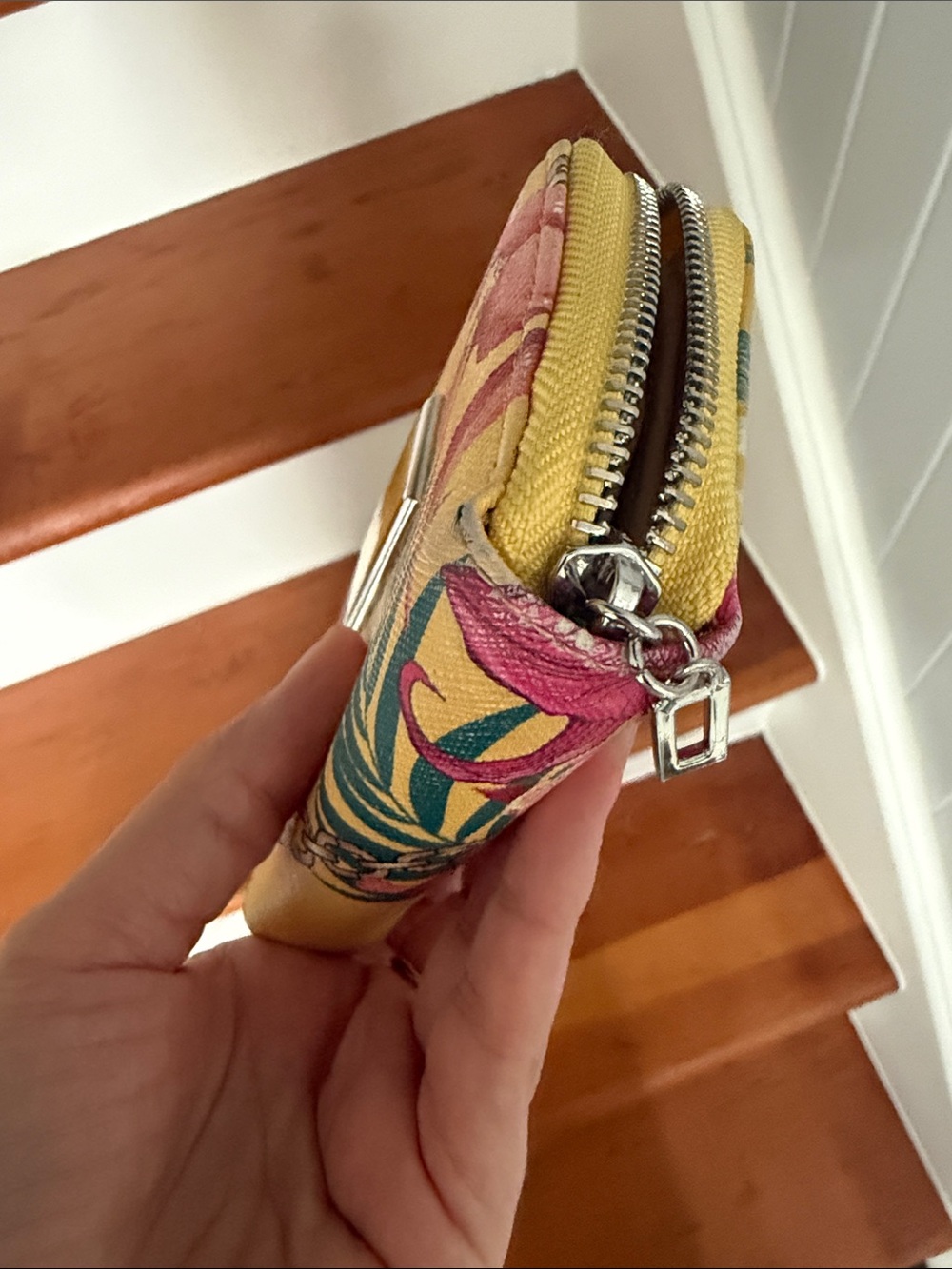 Buy 5 for 10$❗️GUESS Yellow Tropical Floral Wallet - Picture 3 of 7